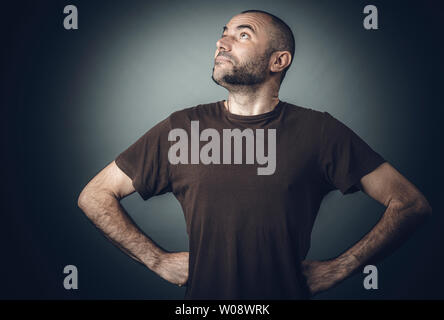 Portrait d'un drôle caucasian man posing par superman. Concept de l'aspiration et la confiance en soi Banque D'Images