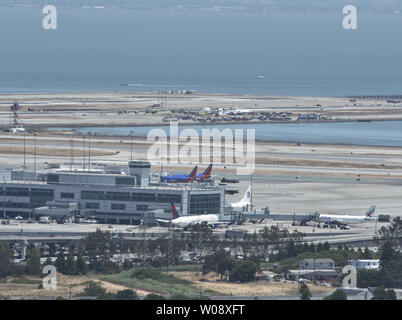 Les véhicules d'urgence entourent les vestiges d'un Boeing 777 d'Air Asiana sur la piste de l'Aéroport International de San Francisco après qu'il s'est écrasé à l'atterrissage à San Francisco le 6 juillet 2013. L'avion était en provenance de Séoul. UPI/Terry Schmitt Banque D'Images