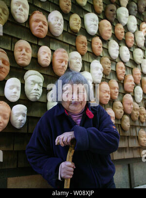 Ruth Asawa, San Francisco un sculpteur reconnu comme un moderniste américain après-guerre pour son fils suspendus complexes creations, est mort le 6 août 2013 à San Francisco. Asawa est indiqué dans dans ce dossier 2004 photo devant de la vie d'amis elle jeta des masques. Asawa était 87. UPI/Terry Schmitt Banque D'Images