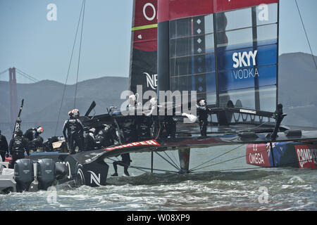 Unis Nouvelle-zélande équipe travaille pour réparer leur bateau endommagé après la première course de la Louis Vuitton Cup en finale contre l'Italie Luna Rossa dans la baie de San Francisco le 17 août 2013. La NOUVELLE ZELANDE a labouré dans l'eau, a perdu deux membres de l'overboard et endommagé leur trampoline dans la victoire. UPI/Terry Schmitt Banque D'Images