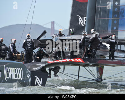 Unis Nouvelle-zélande équipe travaille pour réparer leur bateau endommagé après la première course de la Louis Vuitton Cup en finale contre l'Italie Luna Rossa dans la baie de San Francisco le 17 août 2013. La NOUVELLE ZELANDE a labouré dans l'eau, a perdu deux membres de l'overboard et endommagé leur trampoline dans la victoire. UPI/Terry Schmitt Banque D'Images