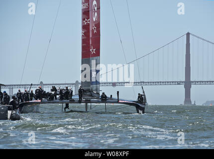 Unis Nouvelle-zélande équipe travaille pour réparer leur bateau endommagé après la première course de la Louis Vuitton Cup en finale contre l'Italie Luna Rossa dans la baie de San Francisco le 17 août 2013. La NOUVELLE ZELANDE a labouré dans l'eau, a perdu deux membres de l'overboard et endommagé leur trampoline dans la victoire. UPI/Terry Schmitt Banque D'Images