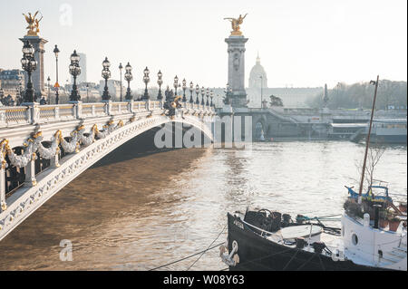 Alexandre III, la montée des eaux de la Seine à Paris, France. Banque D'Images