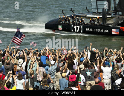 L'équipe américaine Oracle sails passé les spectateurs à l'America's Cup Park après avoir battu unis Nouvelle-zélande dans race 14 de l'America's Cup sur la baie de San Francisco le 22 septembre 2013. Les Américains ont gagné 14 courses et 15 pour amener le score à 8-5 en faveur de l'Kiwis. UPI/Terry Schmitt Banque D'Images