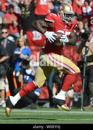 San Francisco 49ers Vernon Davis (85) courses 61 verges avec une passe de Colin Kaepernick TD pour un deuxième trimestre contre les Arizona Cardinals à Candlestick Park de San Francisco le 13 octobre 2013. UPI/Terry Schmitt Banque D'Images