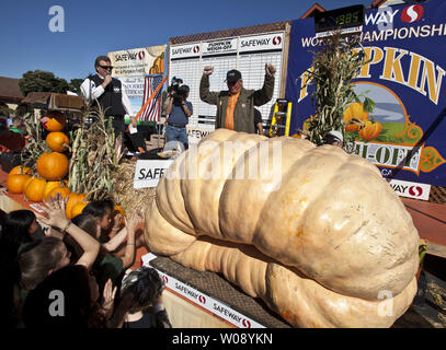 Gary Miller de Napa, Californie, les vagues de derrière son livre 1985 entrée gagnante lors de la 40e édition annuelle de Half Moon Bay Pumpkin weigh-off à Half Moon Bay, Californie le 14 octobre 2013. Miller a pris la première place, mais son entrée a été timide de la 2 032 record du monde. UPI/Terry Schmitt Banque D'Images