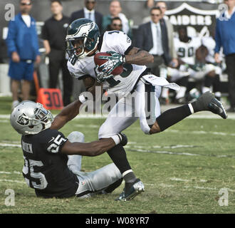 Philadelphia Eagles WR DeSean Jackson (10) tire dans une cour 59 passer de QB Nick Foles comme Oakland Raiders DJ Hayden rend l'attaquer au troisième trimestre chez O.co Coliseum à Oakland, Californie le 3 novembre 2013. Foles a lancé pour 406 yards et 7 TDs comme les aigles a gagné 49-20. UPI/Terry Schmitt Banque D'Images