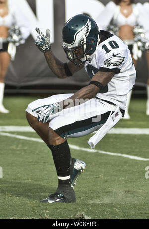 Philadelphia Eagles WR DeSean Jackson (10) célèbre une cour 59 passer de QB Nick Foles contre les Raiders d'Oakland au troisième trimestre chez O.co Coliseum à Oakland, Californie le 3 novembre 2013. Foles a lancé pour 406 yards et 7 TDs comme les aigles a gagné 49-20. UPI/Terry Schmitt Banque D'Images