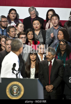 Le président Barack Obama se tourne vers un manifestant (coin supérieur droit) à la Betty Ann Ong centre de loisirs chinois à San Francisco le 25 novembre 2013. Obama a parlé au sujet de l'accord avec l'Iran et a demandé instamment aux républicains de la Chambre retour nouvelle loi sur l'immigration. Les manifestants se sont plaints de déportations au cours de l'administration Obama. UPI/Terry Schmitt Banque D'Images