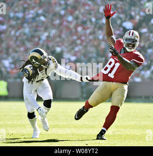 Saint Louis Rams Janoris Jenkins (L) ne cesse de San Francisco 49ers Anquan Boldin d'atteindre un Colin Kaepernick passer au premier trimestre à Candlestick Park de San Francisco le 1 décembre 2013. Jenkins a reçu une peine de détention sur le jeu. Les 49ers défait les Rams 23-13. UPI/Terry Schmitt Banque D'Images