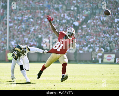 Saint Louis Rams Janoris Jenkins (L) ne cesse de San Francisco 49ers Anquan Boldin d'atteindre un Colin Kaepernick passer au premier trimestre à Candlestick Park de San Francisco le 1 décembre 2013. Jenkins a reçu une peine de détention sur le jeu. Les 49ers défait les Rams 23-13. UPI/Terry Schmitt Banque D'Images