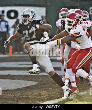 Oakland Raiders Rashad Jennings (27) traverse la ligne de but pour un chantier un TD dans le deuxième trimestre contre les Chiefs de Kansas City à O.co Coliseum à Oakland en Californie le 15 décembre 2013. Les chefs défait les Raiders 56-31 pour gagner une place en séries. UPI/Terry Schmitt Banque D'Images