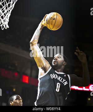 Filets de Brooklyn Andray Blatche (0) va jusqu'à un dunk contre les Golden State Warriors au premier semestre à l'Oracle Arena à Oakland, Californie le 22 février 2014. UPI/Terry Schmitt Banque D'Images