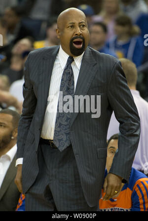 Les Knicks de New York l'entraîneur-chef Mike Woodson parle aux fonctionnaires au premier semestre contre les Golden State Warriors à l'Oracle Arena à Oakland, Californie le 30 mars 2014. UPI/Terry Schmitt Banque D'Images