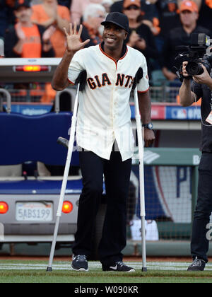 A pris sa retraite des Giants de San Francisco Barry Bonds vient sur le terrain pour le premier lancer avant le match contre les Cardinals de Saint-Louis dans le jeu 4 de la série de championnat de la Ligue nationale à AT&T Park à San Francisco le 15 octobre 2014. UPI/Terry Schmitt Banque D'Images