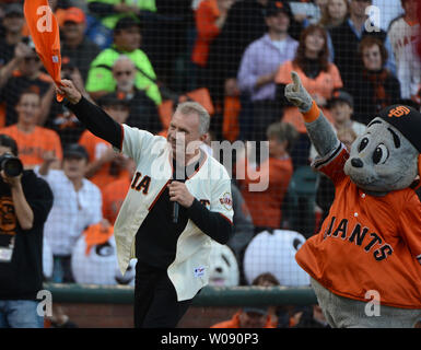 Hall of Fame Joe Montana quarterback des San Francisco 49ers lance les fans avec les Giants de San Francisco mascot Lou Seal avant de jouer le Cardinals de Saint-Louis dans le jeu 5 de la National League Championship à AT&T Park à San Francisco le 16 octobre 2014. Les géants vaincus les cartes 6-3 avec une promenade de homer par Travis Ishikawa dans le fond de la neuvième de prendre le fanion. UPI/Terry Schmitt Banque D'Images