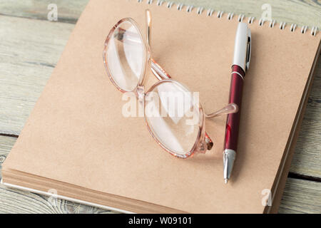 Le bloc-notes et les lunettes sur la table Banque D'Images