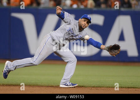 Le deuxième but des Royals de Kansas City, Omar Infante tente d'empêcher qu'un seul par le voltigeur des Giants de San Francisco au cours de l'Ishikawa Travis sixième manche dans le jeu 5 de la Série mondiale à AT&T Park à San Francisco le 26 octobre 2014. Les Royals et géants sont à égalité 2-2 dans la série. Juan Perez est devenu une pincée runner pour le coup. Après d'Ishikawa UPI/Terry Schmitt Banque D'Images