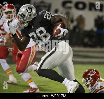 Oakland Raiders RB Latavius Murray (28) s'étend sur près de 18 yards pour un TD contre les Chiefs de Kansas City au premier trimestre chez O.co Coliseum à Oakland, Californie le 20 novembre 2014. Les raiders 1-10 leur première victoire à encoches en 368 jours de battre les Chiefs 24-20. UPI/Terry Schmitt Banque D'Images