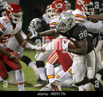 Oakland Raiders RB Latavius Murray (28) s'étend sur près de 18 yards pour un TD contre les Chiefs de Kansas City au premier trimestre chez O.co Coliseum à Oakland, Californie le 20 novembre 2014. Les raiders 1-10 leur première victoire à encoches en 368 jours de battre les Chiefs 24-20. UPI/Terry Schmitt Banque D'Images