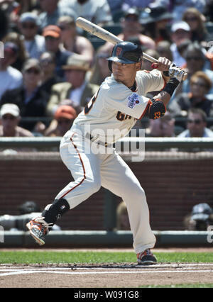 Giants de San Francisco Nori Aoki de chauves-souris dans la première manche contre Colorado Rockies Eddie Butler dans l'ouverture à domicile à AT&T Park à San Francisco le 13 avril 2015. Photo par Terry Schmitt/UPI Banque D'Images