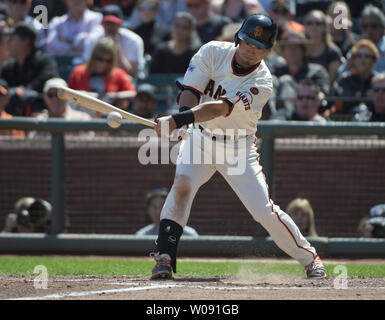 Giants de San Francisco Nori Aoki célibataires à gauche dans la quatrième manche contre Colorado Rockies Eddie Butler dans l'ouverture à domicile à AT&T Park à San Francisco le 13 avril 2015. Photo par Terry Schmitt/UPI Banque D'Images