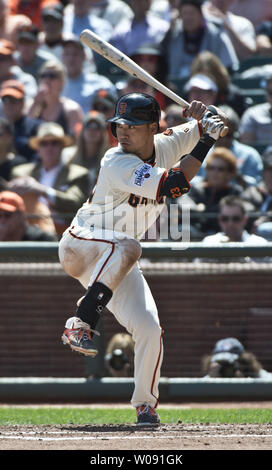 Giants de San Francisco Nori Aoki de chauves-souris dans la quatrième manche contre Colorado Rockies Eddie Butler dans l'ouverture à domicile à AT&T Park à San Francisco le 13 avril 2015. Photo par Terry Schmitt/UPI Banque D'Images