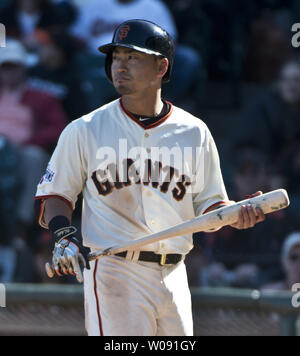 Giants de San Francisco Nori Aoki ressemble au Colorado Rockies rapprocher Rafael Betancourt après avoir rayé en neuvième manche de l'ouverture à domicile à AT&T Park à San Francisco le 13 avril 2015. Photo par Terry Schmitt/UPI Banque D'Images