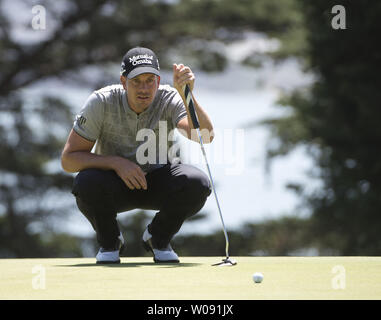 De Suède Henrik Stenson aligne un putt sur le 11ème trou du parcours de golf de championnat mondial de Match Play Cadillac à Harding Park à San Francisco le 29 avril 2015. Photo par Terry Schmitt/UPI Banque D'Images