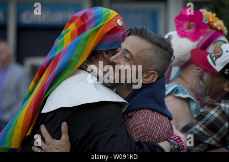 Les gens célèbrent les Etats-Unis de la Cour suprême légalisant le mariage gay dans le quartier Castro de San Francisco le 26 juin 2015. Photo par Terry Schmitt/UPI Banque D'Images