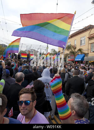 Les gens célèbrent les Etats-Unis de la Cour suprême légalisant le mariage gay dans le quartier Castro de San Francisco le 26 juin 2015. Photo par Terry Schmitt/UPI Banque D'Images