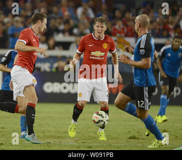 Bastian Schweinsteiger Manchester United (C) et Jonny Evans (L) défi San Jose Earthquakes Mark Sherrod (39) dans la seconde moitié du 2015 de la Coupe des champions internationaux en Amérique du Nord au stade d'Avaya à San Jose, Californie le 21 juillet 2015. Manchester a battu San Jose 3-1. Photo par Terry Schmitt/UPI Banque D'Images