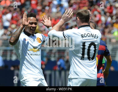 Manchester United, Wayne Rooney (10) est félicité par Memphis Depay après un but contre le FC Barcelone au premier semestre 2015 dans la Coupe des Champions internationaux Amérique du Nord chez Levi's Stadium à Santa Clara, Californie le 25 juillet 2015. Manchester a battu Barcelone 3-1. Photo par Terry Schmitt/UPI Banque D'Images