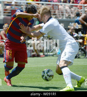 Manchester United, Luke Shaw (R) pousse Rafinha du FC Barcelone (12) au large de la balle dans la seconde moitié du 2015 de la Coupe des Champions internationaux Amérique du Nord chez Levi's Stadium à Santa Clara, Californie le 25 juillet 2015. Manchester a battu Barcelone 3-1. Photo par Terry Schmitt/UPI Banque D'Images