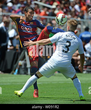 Rafinha du FC Barcelone (12) contrôle la balle en face de Manchester United, Luke Shaw dans la seconde moitié du 2015 de la Coupe des Champions internationaux Amérique du Nord chez Levi's Stadium à Santa Clara, Californie le 25 juillet 2015. Manchester a battu Barcelone 3-1. Photo par Terry Schmitt/UPI Banque D'Images