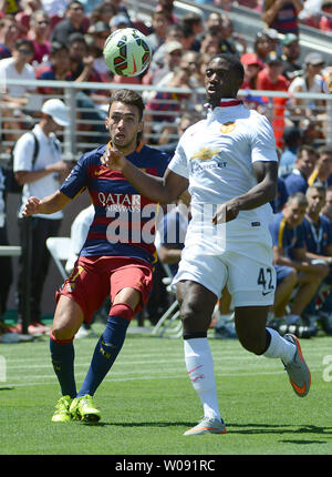 Manchester United, Tyler Blackett (42) et le FC Barcelone's Munir El Haddadi (17) chase le ballon dans la deuxième moitié de l'année 2015, de la Coupe des Champions internationaux Amérique du Nord chez Levi's Stadium à Santa Clara, Californie le 25 juillet 2015. Manchester a battu Barcelone 3-1. Photo par Terry Schmitt/UPI Banque D'Images