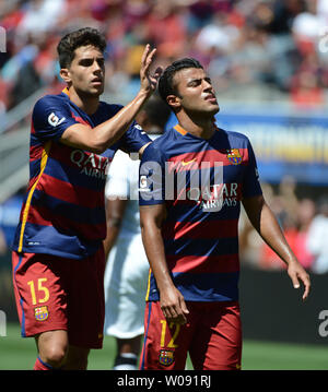 Marc Barra du FC Barcelone (15) félicite Rafinha (12) sur un but dans la seconde moitié du 2015 de la Coupe des Champions internationaux Amérique du Nord chez Levi's Stadium à Santa Clara, Californie le 25 juillet 2015. Manchester a battu Barcelone 3-1. Photo par Terry Schmitt/UPI Banque D'Images