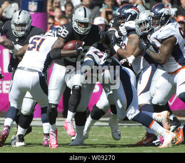 Oakland Raiders RB Latavius Murray est de 11 yards contre les Broncos de Denver au premier trimestre chez O.co Coliseum à Oakland, Californie le 11 octobre 2015. Les Broncos défait les Raiders 16-10. Photo par Terry Schmitt/UPI Banque D'Images