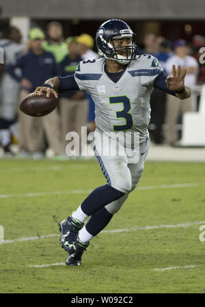 Seattle Seahawks QB Russell Wilson (3) jette sur la course au deuxième trimestre contre les San Francisco 49ers à Levi's Stadium à Santa Clara, Californie le 22 octobre 2015. Les Seahawks défait les 49ers 20-13. Photo par Terry Schmitt/UPI Banque D'Images