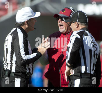 Arizona Cardinals entraîneur en chef Bruce Ariens soutient un appel avec les responsables chinois lors de jouer contre les San Francisco 49ers à Levi's Stadium à Santa Clara, Californie le 29 novembre 2015. Les Cardinaux défait les 49ers 19-13. Photo par Terry Schmitt/UPI Banque D'Images