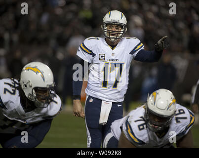 Quarterback des San Diego Chargers Phillip Rivers (17) donne une affectation à la ligne dans le deuxième trimestre par rapport à l'Oakland Raiders chez O.co Coliseum à Oakland, Californie le 24 décembre 2015. Les raiders défait les chargeurs 23-20 en prolongation. Photo par Terry Schmitt/UPI Banque D'Images