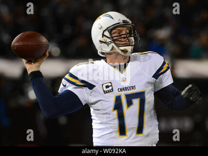 Quarterback des San Diego Chargers Phillip Rivers (17) passe au troisième trimestre contre les Raiders d'Oakland à O.co Coliseum à Oakland, Californie le 24 décembre 2015. Les raiders défait les chargeurs 23-20 en prolongation. Photo par Terry Schmitt/UPI Banque D'Images