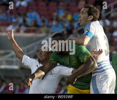 En Jamaïque, le Westley Morgan (C) est coincée entre l'Uruguay Raul Arevlo Rios (L) et Diego Godin sur un corner dans la première moitié de la COPA Centenario à Levi's Stadium à Santa Clara, Californie le 13 juin 2016. L'Uruguay a gagné 3-0. Photo par Terry Schmitt/UPI Banque D'Images