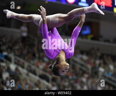 Gabrielle Douglas effectue à la poutre au U.S. Olympic Trials for Women's Gymnastics au SAP Center de San Jose, Californie le 8 juillet 2016. Deux jours de compétition permet de sélectionner l'équipe pour les Jeux Olympiques de 2016 à Rio de Janeiro. Photo par Terry Schmitt/UPI Banque D'Images