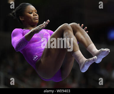 Gabrielle Douglas effectue à la poutre au U.S. Olympic Trials for Women's Gymnastics au SAP Center de San Jose, Californie le 8 juillet 2016. Deux jours de compétition permet de sélectionner l'équipe pour les Jeux Olympiques de 2016 à Rio de Janeiro. Photo par Terry Schmitt/UPI Banque D'Images