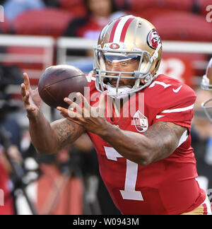 San Francisco 49ers QB Colin Kaepernick se réchauffe jusqu'à jouer les Los Angeles Rams chez Levi's Stadium à Santa Clara (Californie) le 12 septembre. 2016. Photo par Terry Schmitt/UPI Banque D'Images