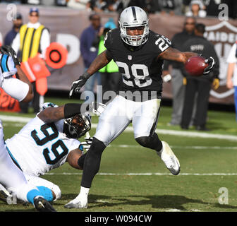 Oakland Raiders RB Latavius Murray (28) atteint la balle sur la ligne de but pour un TD contre les Panthers de la Caroline au deuxième trimestre à la Oakland Alameda County Coliseum à Oakland, Californie le 27 novembre 2016. Les raiders défait les Panthers 35-32. Photo par Terry Schmitt/UPI Banque D'Images