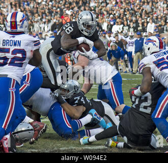 Oakland Raiders RB Latavius Murray plongées sur la ligne de but sur un chantier un TD dans le troisième trimestre contre les Bills de Buffalo à l'Oakland Coliseum à Oakland, Californie le 4 décembre 2016. Les raiders défait les factures 38-24. Photo par Terry Schmitt/UPI Banque D'Images