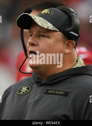 San Francisco 49ers puce entraîneur-chef Kelly parle avec un fonctionnaire du troisième trimestre à Levi's Stadium à Santa Clara, Californie le 11 décembre 2016. Les Jets sont venus de l'arrière pour battre les 49ers 23-17 en prolongation. Photo par Terry Schmitt/UPI Banque D'Images