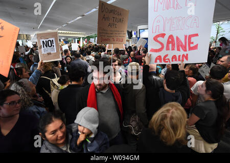 Contre-manifestants la zone des arrivées internationales à l'Aéroport International de San Francisco à San Francisco le 29 janvier 2017. Les manifestants ont appelé à une levée de l'embargo sur l'arrivée des musulmans et des avocats des services juridiques offerts à l'arrivée de ressortissants étrangers. Photo par Terry Schmitt/UPI Banque D'Images